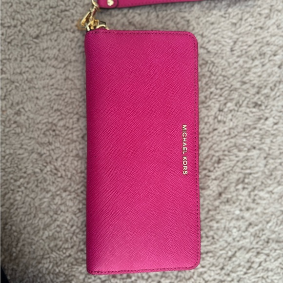 Michael Kors Pink Wallet - Picture 1 of 3